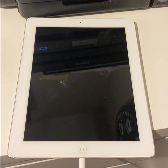 2 big iPad, 1 mini iPad, & 1 Samsung tablet - Picture 5 of 11